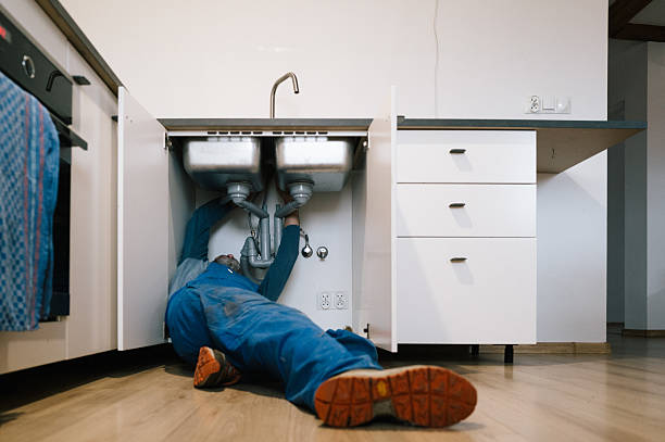 Professional Emergency Plumber technician working in Delta, OH